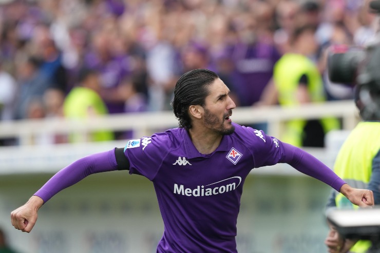 Yacine Adli esulta dopo la rete con la maglia della Fiorentina