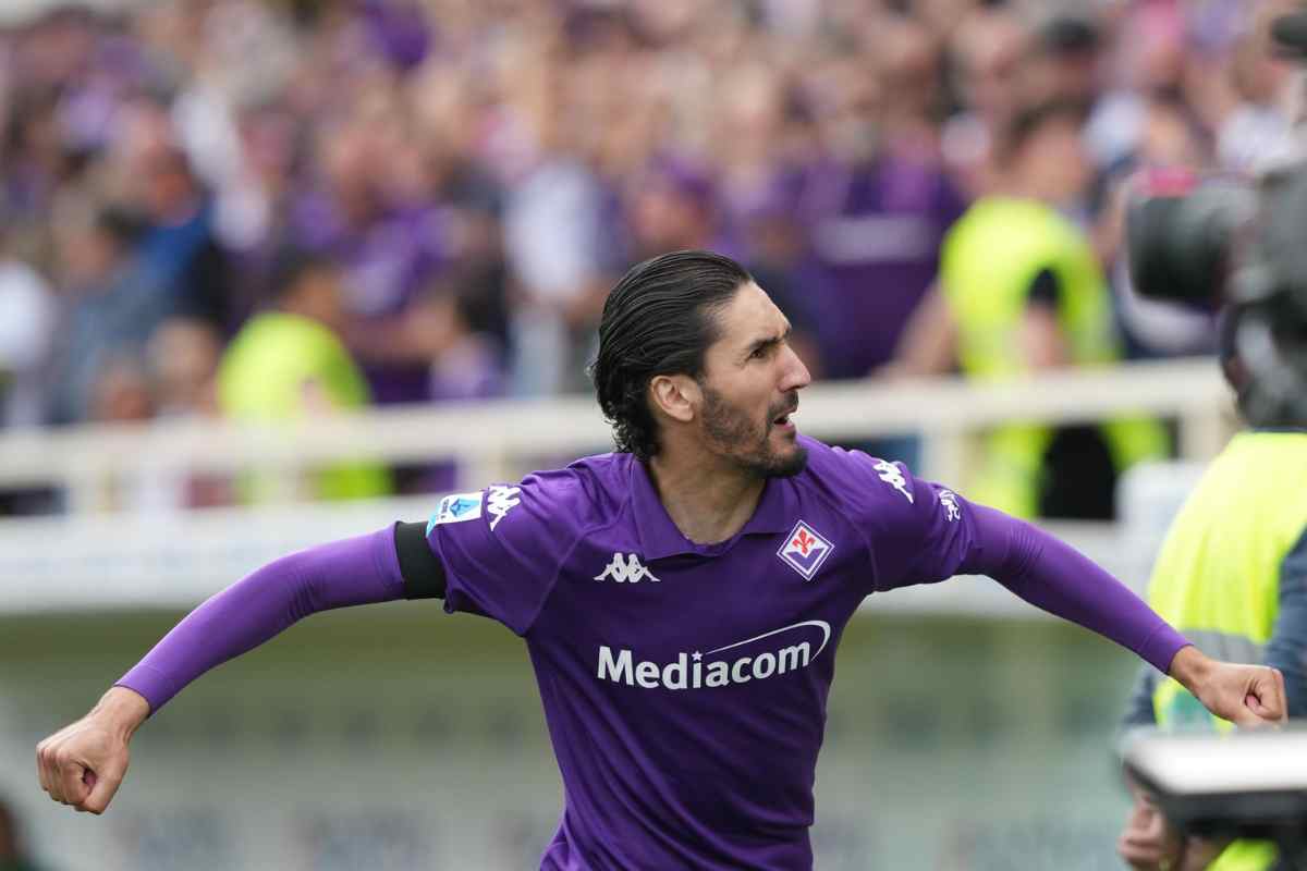 Yacine Adli esulta dopo un gol con la Fiorentina