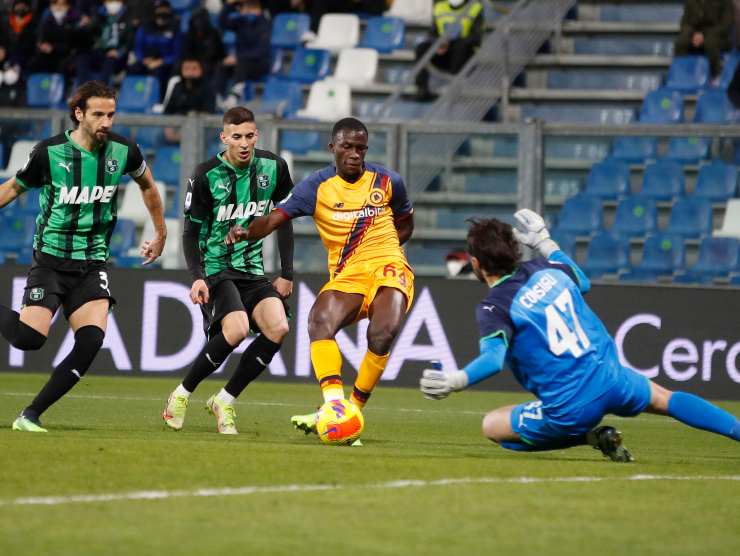 Afena Gyan tira con il destro contro il Sassuolo