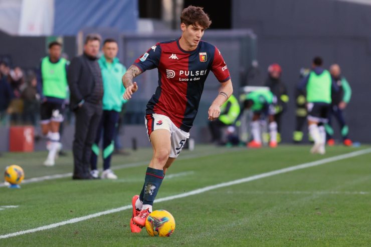 Alessandro Zanoli con la maglia del Genoa e con il pallone tra i piedi