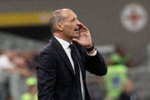 Max Allegri dà indicazioni alla squadra