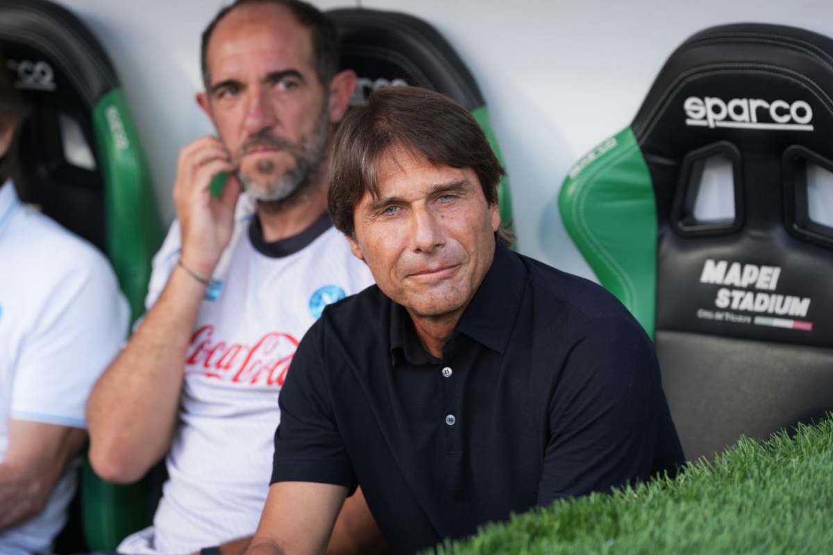 Antonio Conte in primo piano e seduto in panchina
