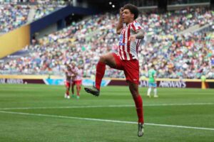 Il centrocampista Axel Witsel con la maglia dell'Atletico Madrid