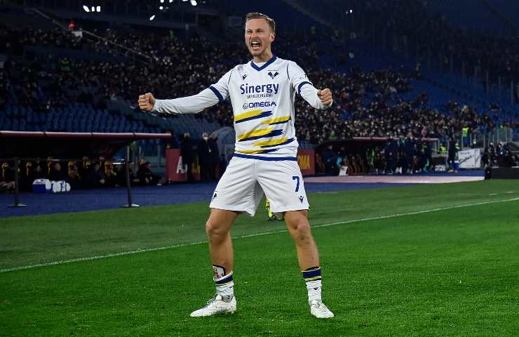Antonin Barak esulta con la maglia del Verona