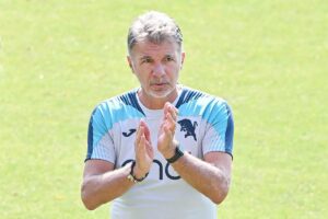Marco Baroni applaude i suoi giocatori in allenamento