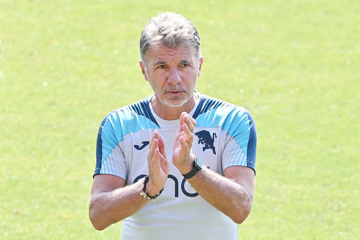 Marco Baroni applaude i suoi giocatori in allenamento