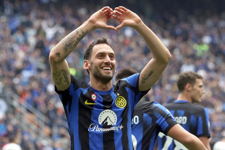 Calhanoglu festeggia dopo il gol