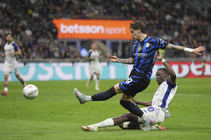 Cheikh Niasse in tackle su un calciatore dell'Inter