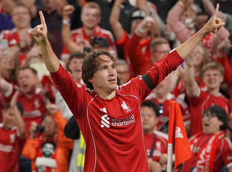 L'esterno d'attacco Federico Chiesa esulta dopo un gol con il Liverpool
