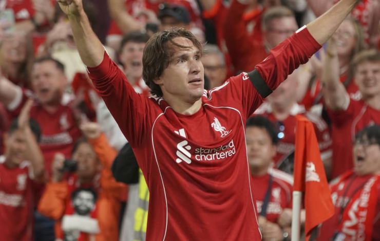 Federico Chiesa esulta davanti alla Kop