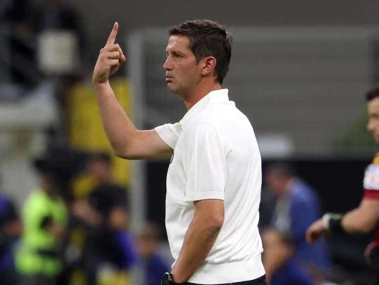 Cristian Chivu mostra il dito indice verso l'alto