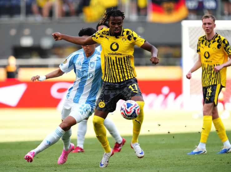 Il centrocampista Carney Chukwuemeka con il Borussia Dortmund