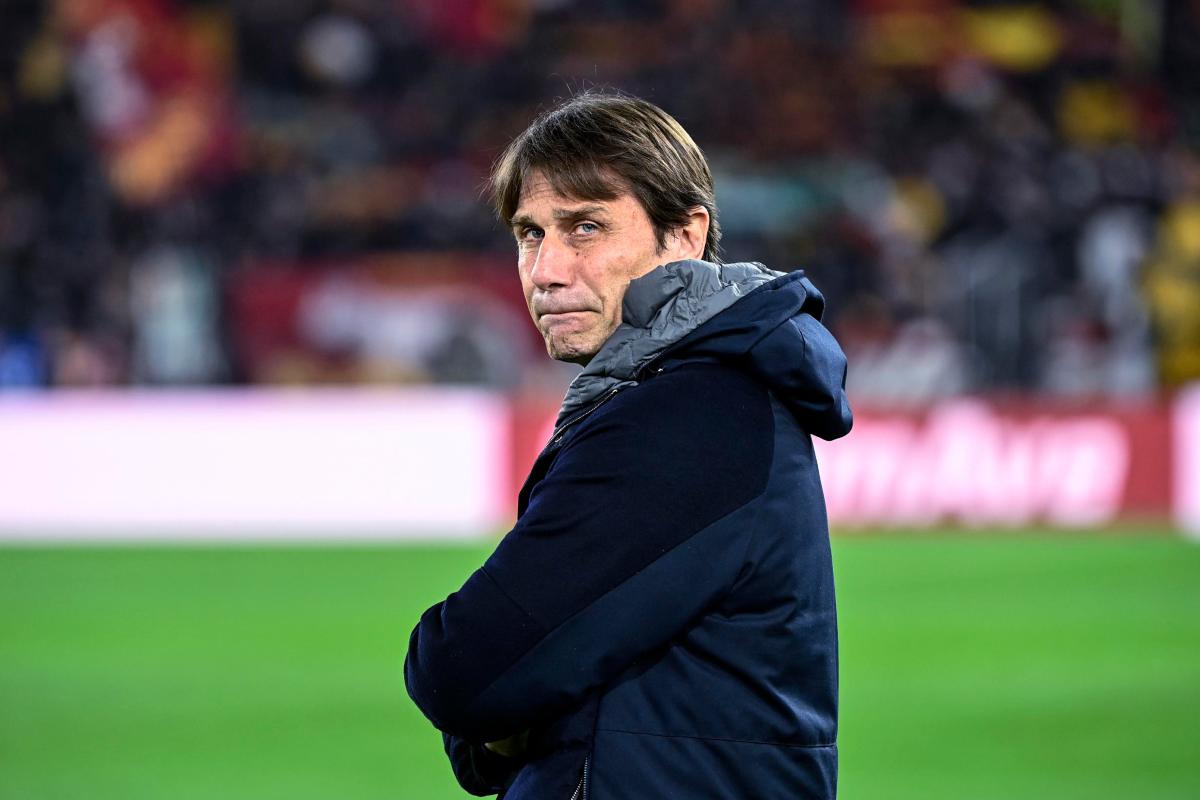 Antonio Conte con uno sguardo perplesso