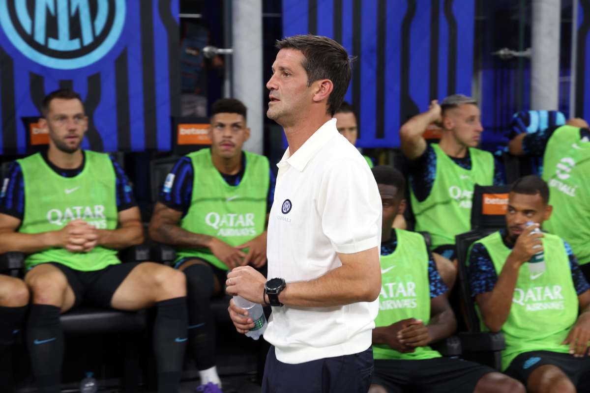 Cristian Chivu chiude una bottiglietta