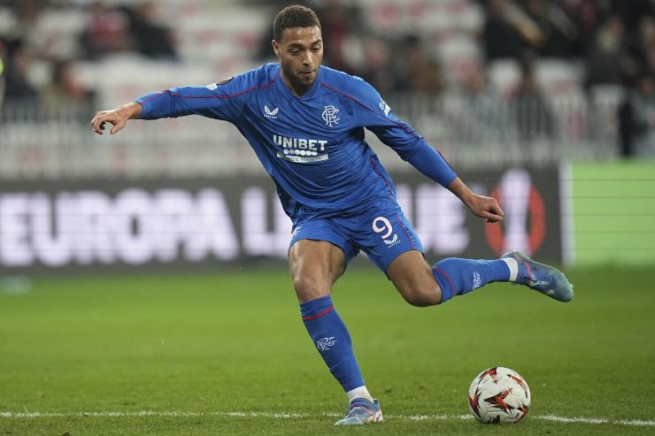 Cyriel Dessers mentre è in procinto di calciare