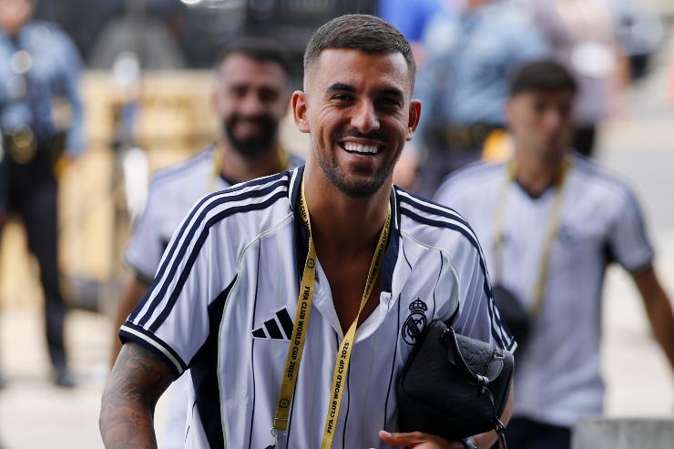 Dani Ceballos sorridente con la maglia del Real Madrid