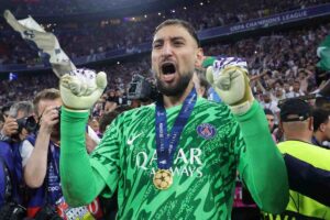 Gianluigi Donnarumma esulta dopo la vittoria della Champions