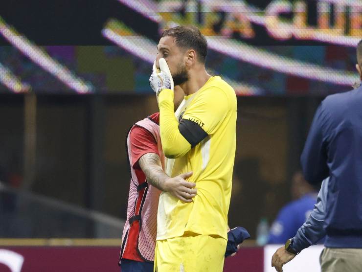 Gigio Donnarumma con un a mano sul volto