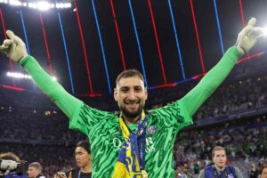 Gigio Donnarumma esulta con la maglia del PSG