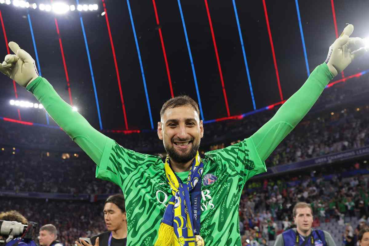 Gigio Donnarumma esulta con la maglia del PSG