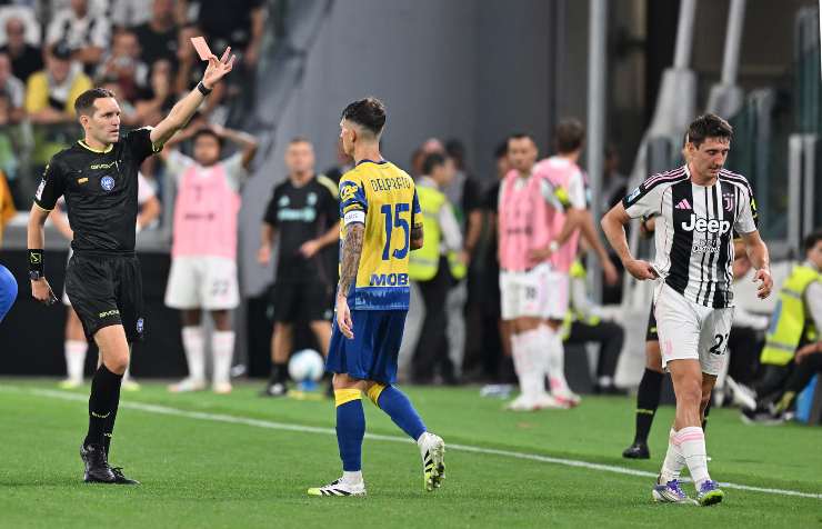 L'arbitro mostra il cartellino rosso a Cambiaso durante Juventus-Parma