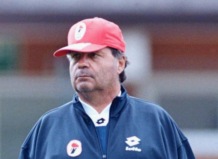 Eugenio Fascetti con il cappellino e in primo piano all'epoca in cui allenava il Bari