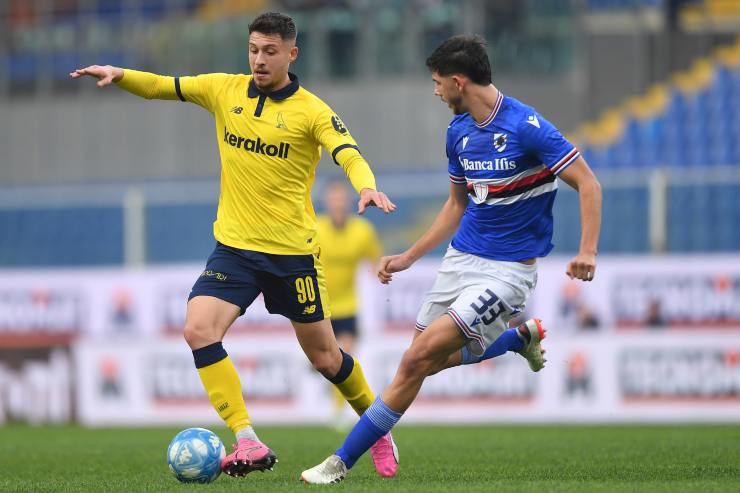 Facundo Gonzalez, con la maglia della Sampdoria, contende il pallone a un avversario