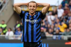 Davide Frattesi sorride in campo con le mani dietro la testa