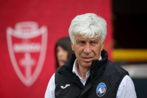 Gasperini pensieroso in panchina