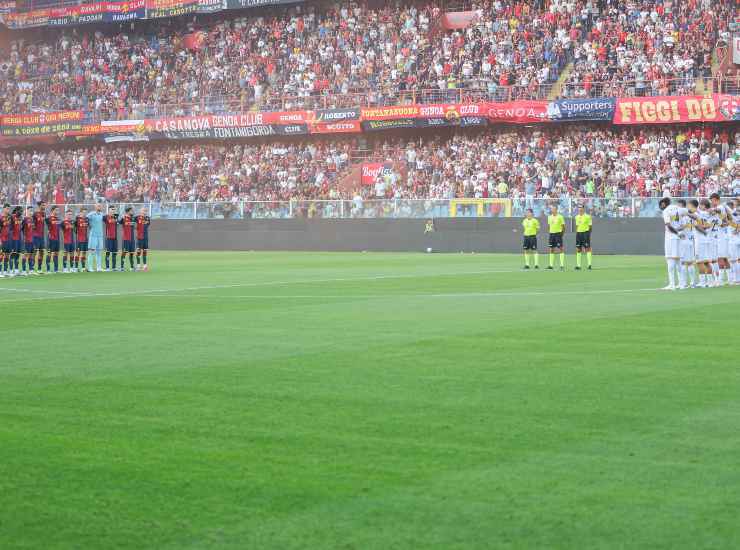 Genoa e Lecce durante il minuto di silenzio per Sidio Corradi