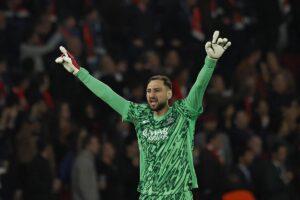Gigio Donnarumma con le braccia alzate