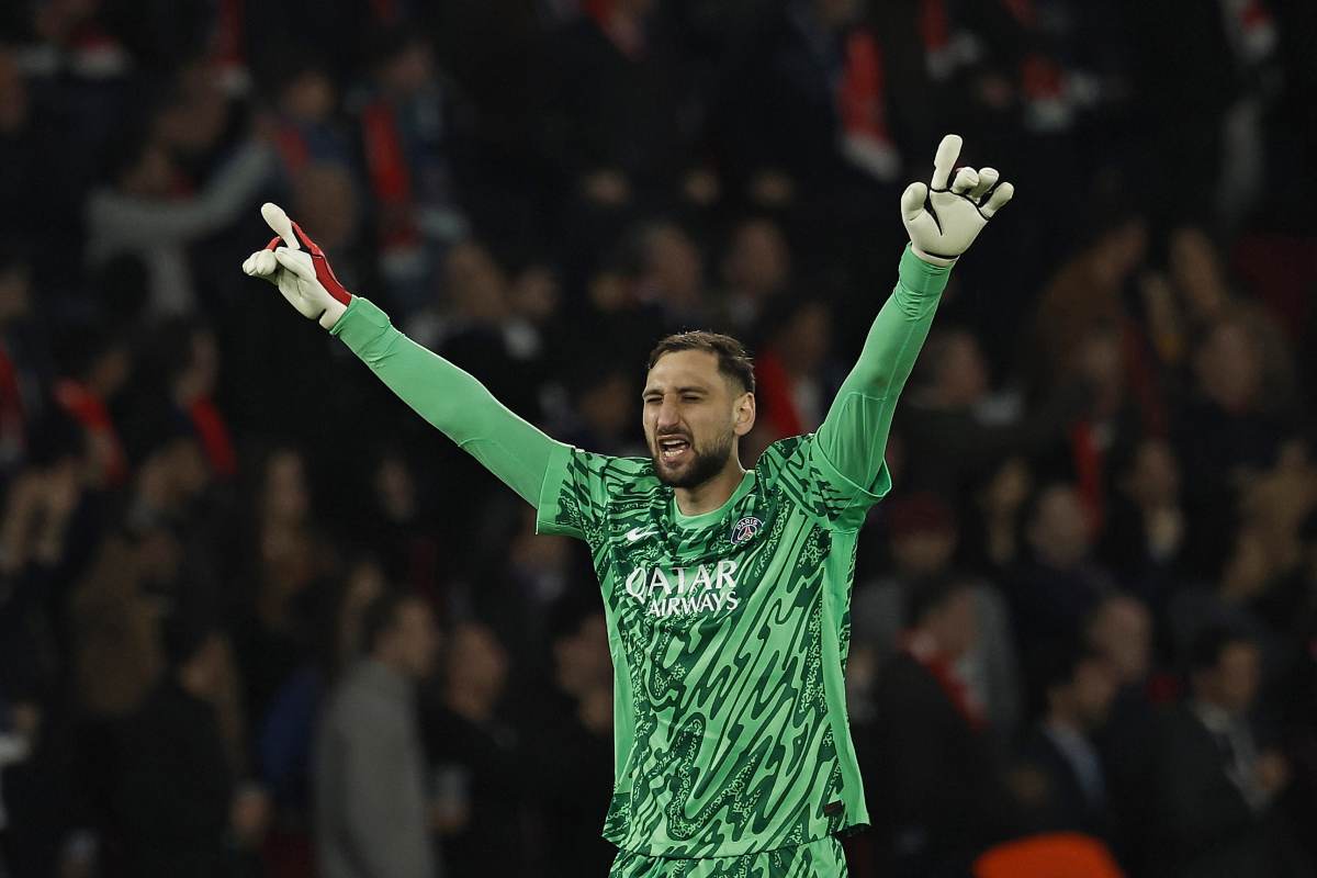 Gigio Donnarumma con le braccia alzate