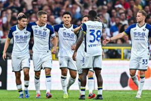 Giocatori del Verona esultano dopo un gol