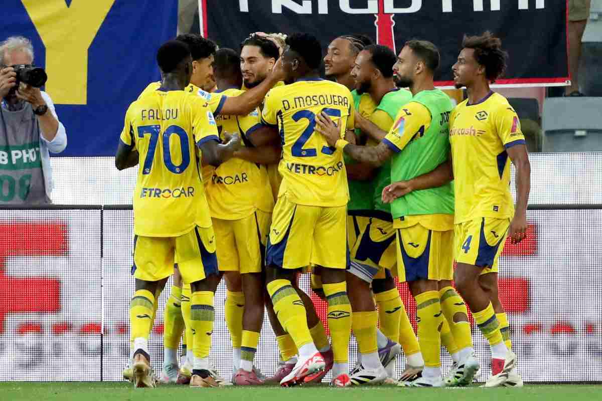 Giocatori del Verona festeggiano dopo un gol