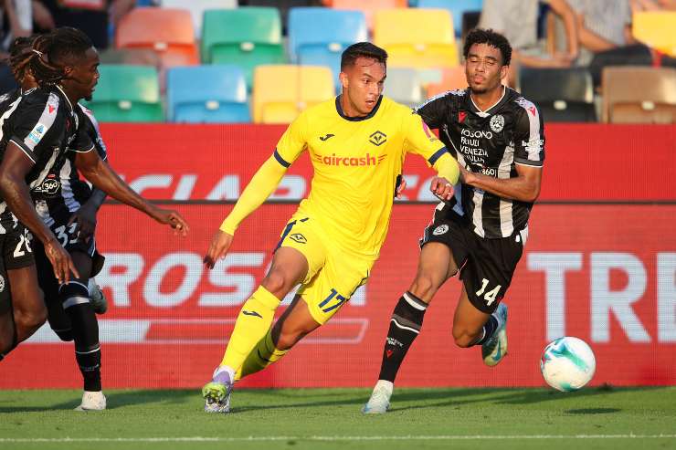 Giovane Santana in mezzo a due calciatori dell'Udinese