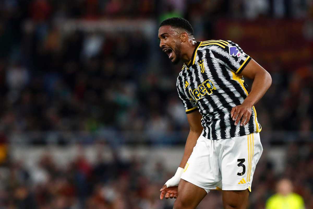Gleison Bremer di profilo e mentre esulta dopo un gol