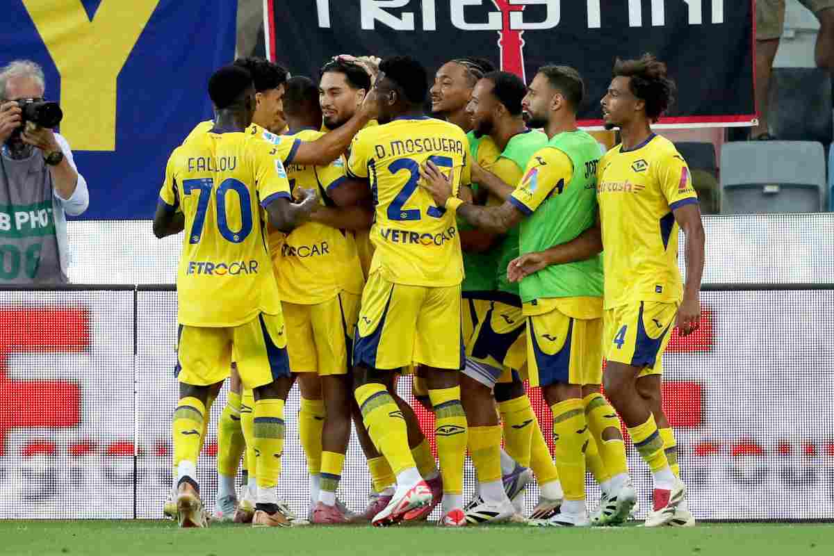 Giocatori dell'Hellas Verona si abbracciano dopo il gol del pari contro l'Udinese