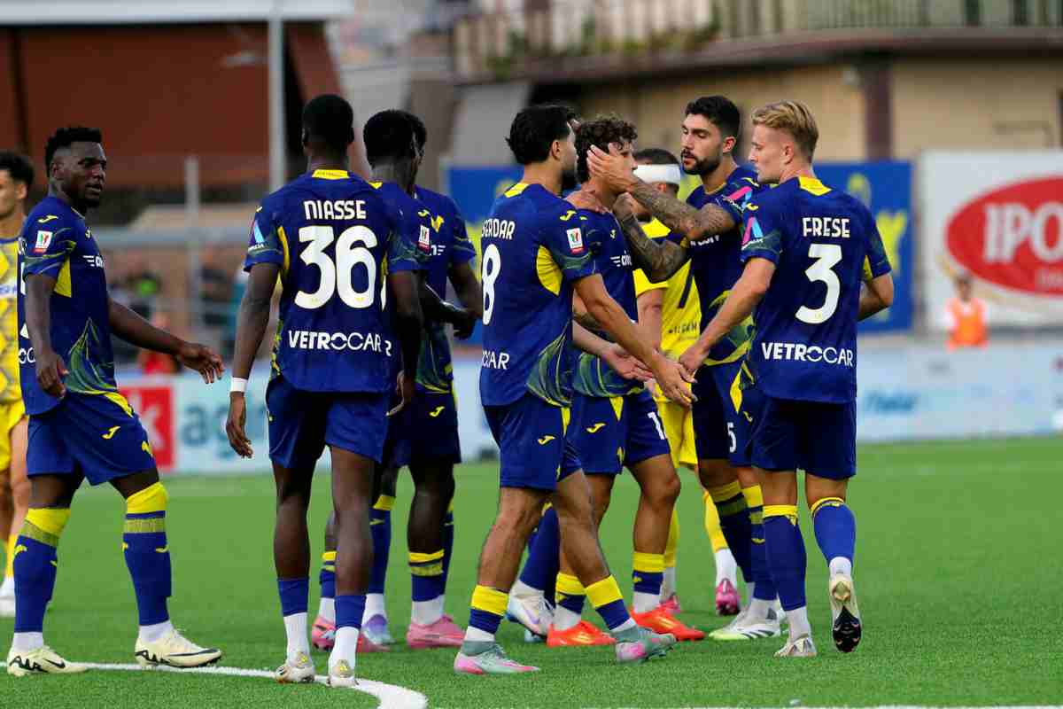 Giocatori del Verona festeggiano un gol