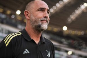 Igor Tudor in primo piano e mentre abbozza un sorriso