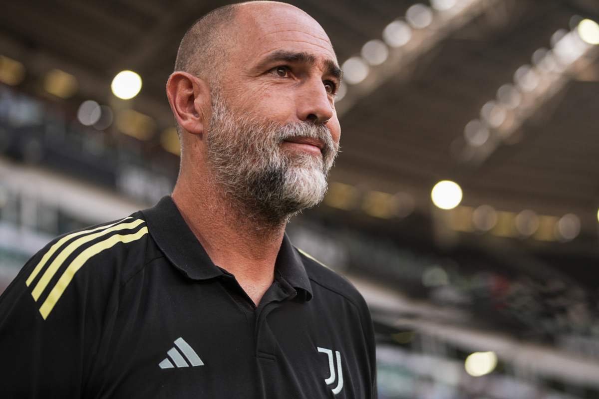 Igor Tudor in primo piano e mentre abbozza un sorriso
