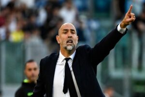 Igor Tudor con l'indice puntato per dare indicazioni ai suoi giocatori