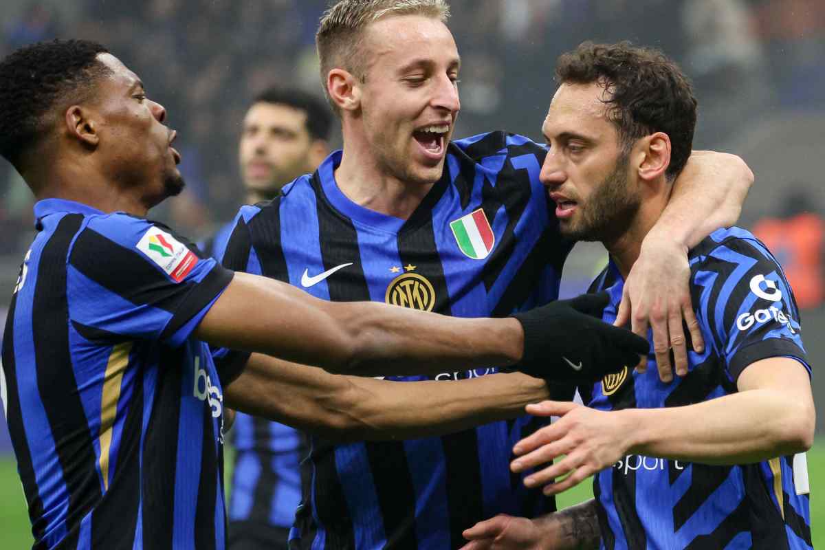 Dumfries, Frattesi e Calhanoglu festeggiano dopo un gol