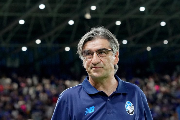 Ivan Juric in primo piano e con un'espressione perplessa