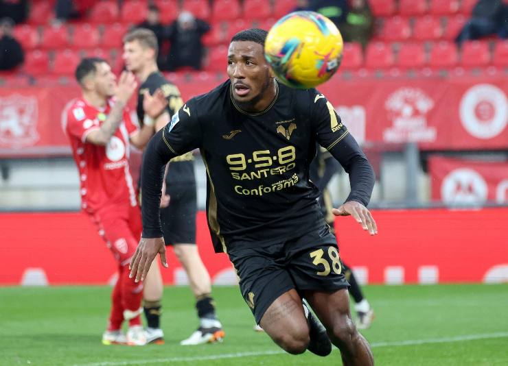 Jackson Tchatchoua esulta dopo un gol
