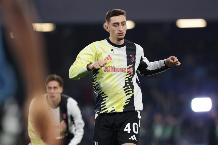 Jonas Rouhi in primo piano e mentre esegue esercizi di riscaldamento