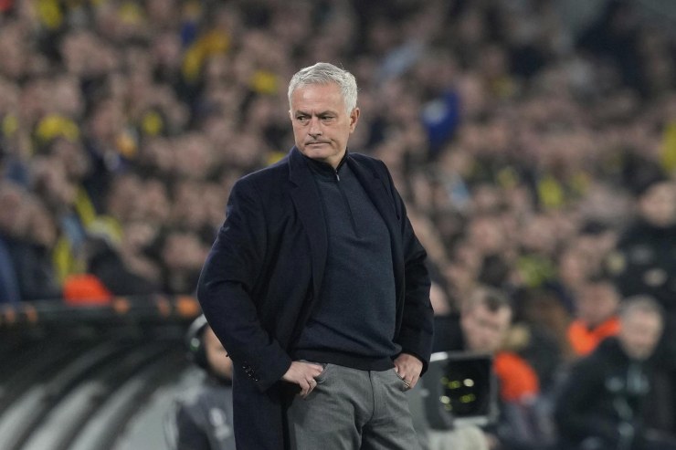 José Mourinho contrariato, in piedi e con le mani in tasca