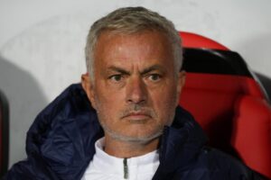 José Mourinho in primo piano e seduto in panchina