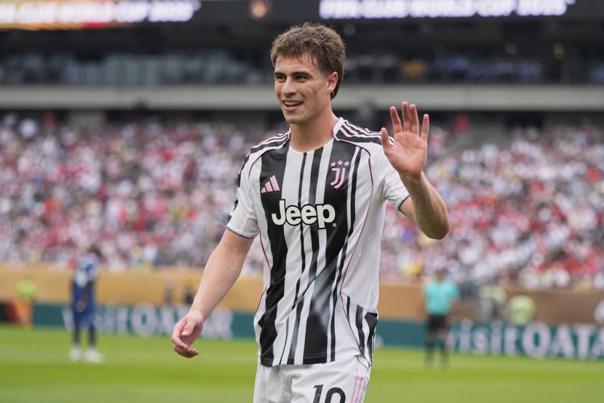 Kenan Yildiz, sorridente, saluta i tifosi