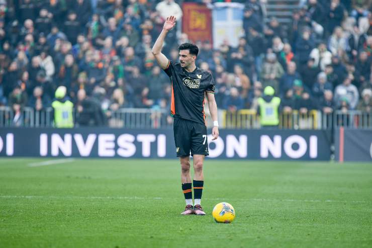 Kike Perez con il braccio alzato