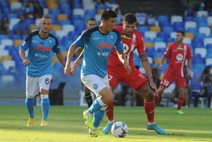 Kim Min-jae, con la maglia del Napoli, difende il pallone da un avversario